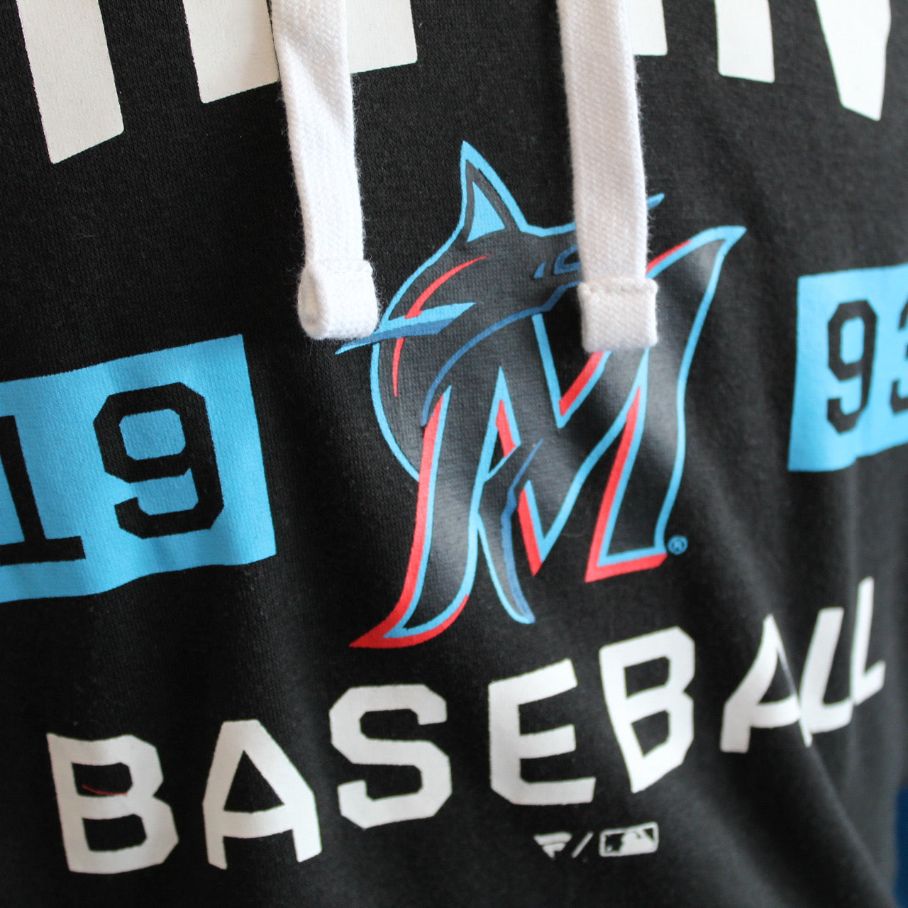 Fanatics Chip In Colourblock Miami Marlins Pullover Hoodie
